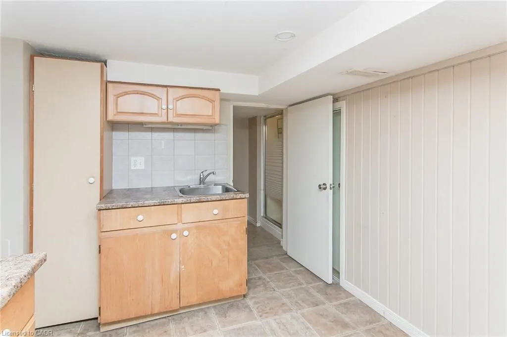 552 Courtland Avenue E