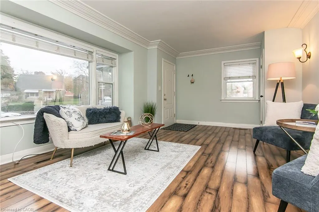 552 Courtland Avenue E