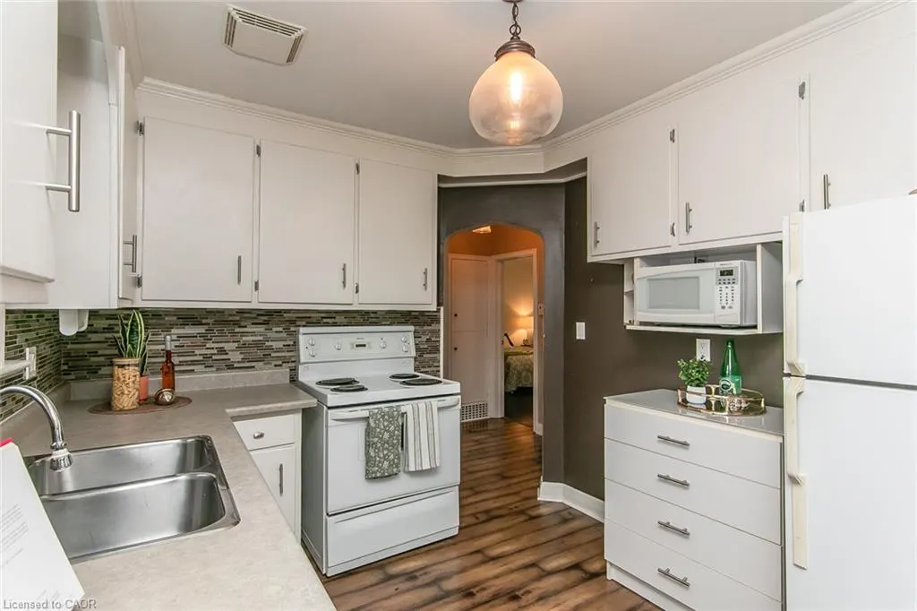 552 Courtland Avenue E