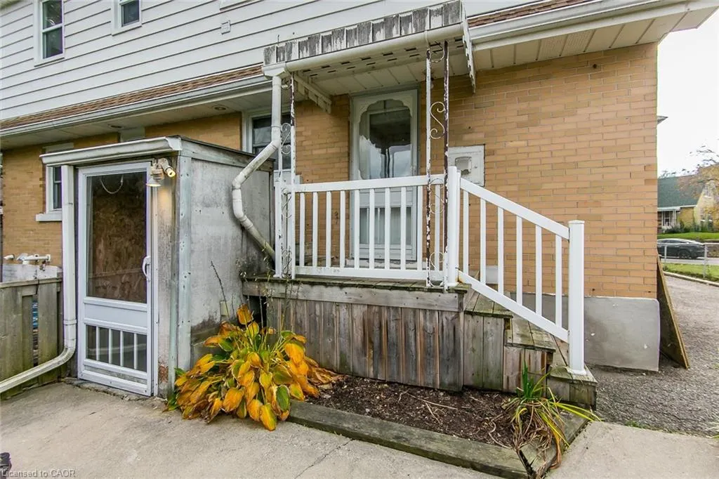 552 Courtland Avenue E