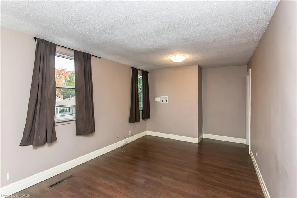 552 Courtland Avenue E