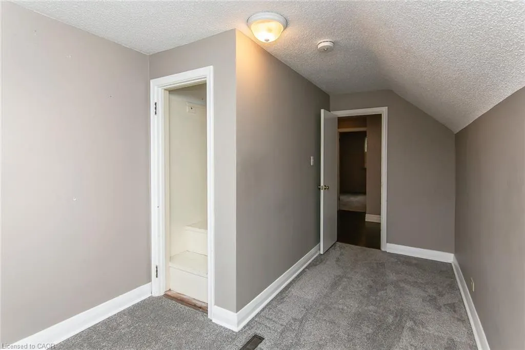 552 Courtland Avenue E