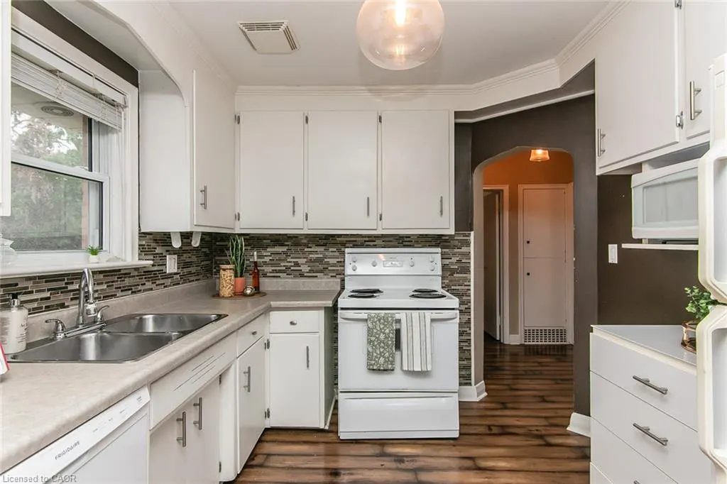 552 Courtland Avenue E