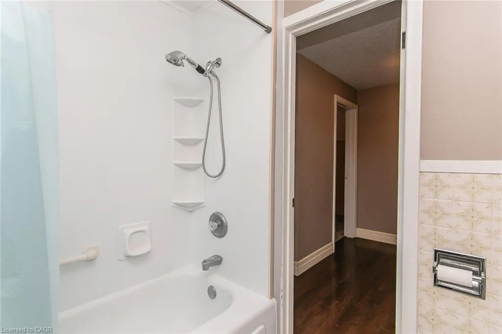 552 Courtland Avenue E