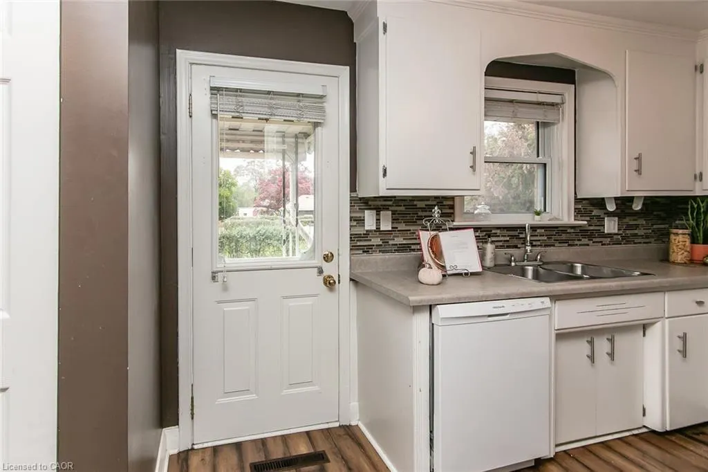 552 Courtland Avenue E