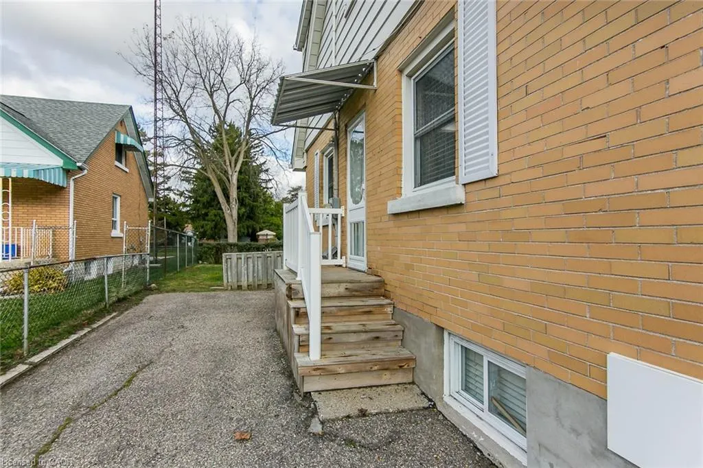 552 Courtland Avenue E