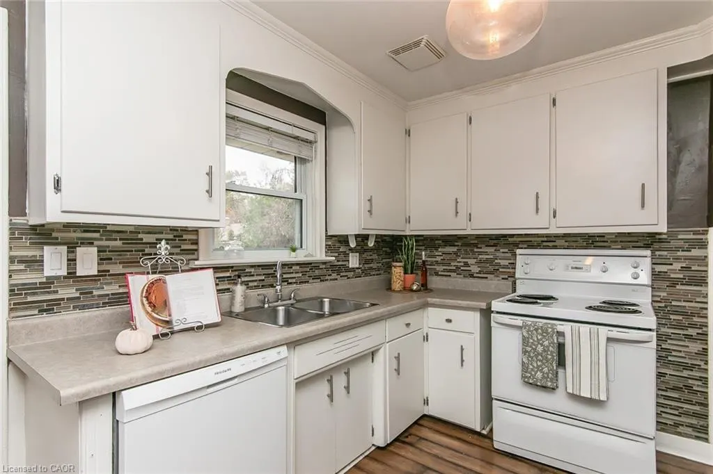 552 Courtland Avenue E