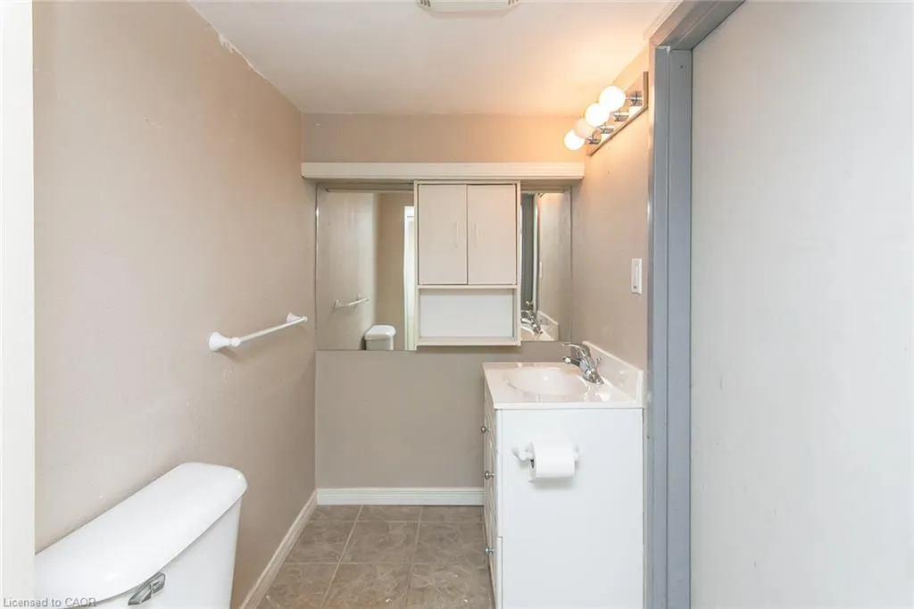 552 Courtland Avenue E