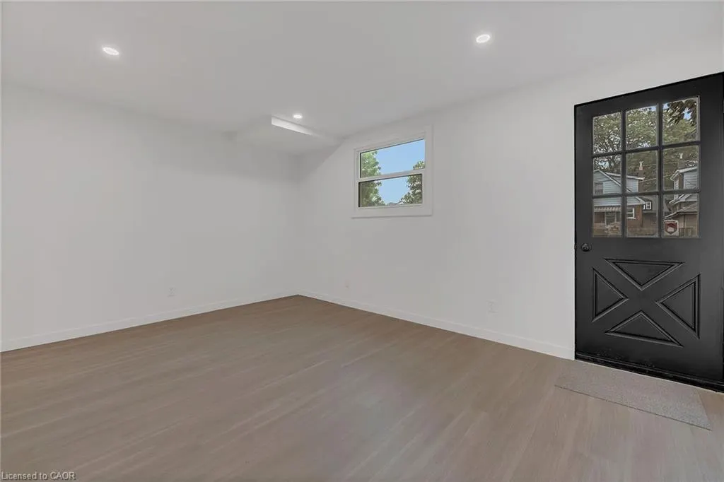 20 Crosthwaite Avenue N