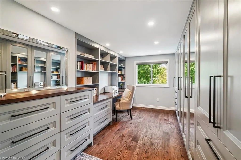 1923 Steepbank Crescent