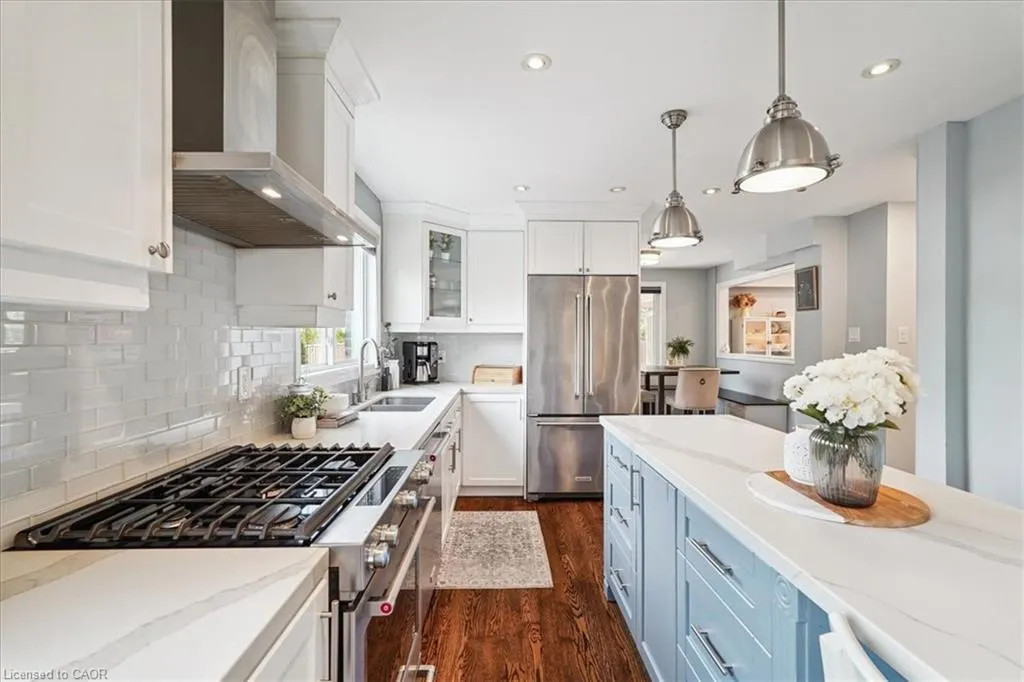 1923 Steepbank Crescent