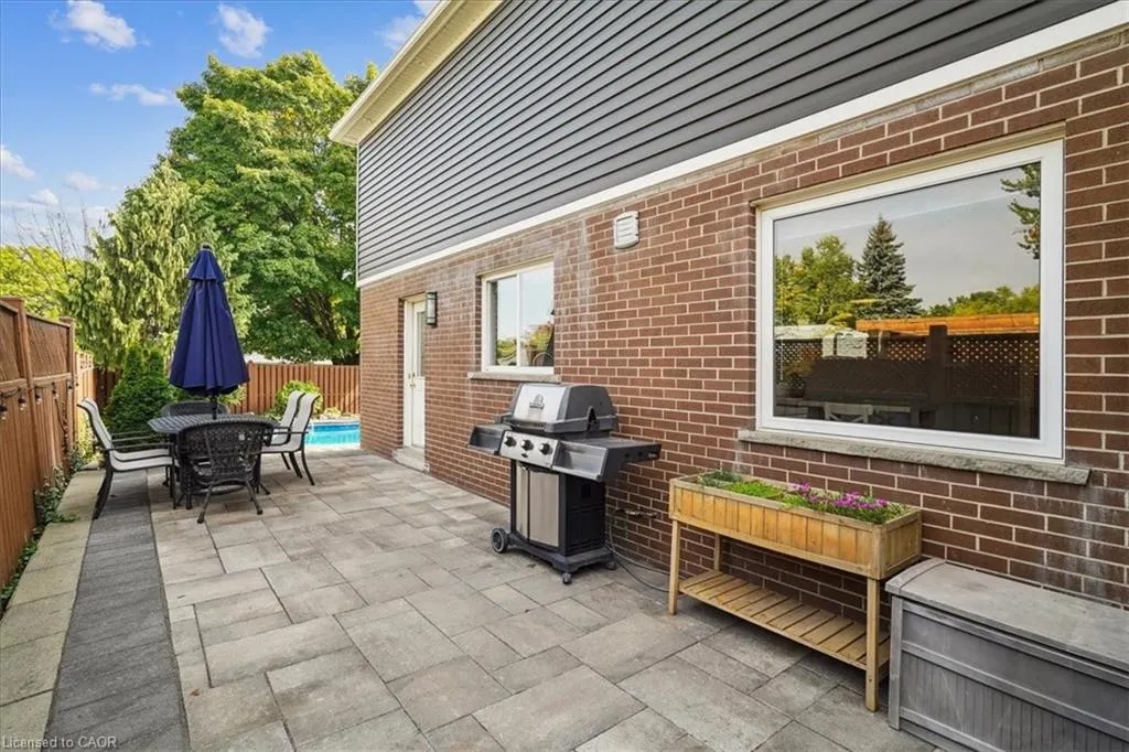 1923 Steepbank Crescent