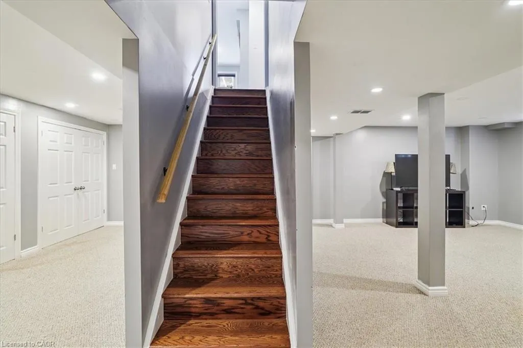 1923 Steepbank Crescent