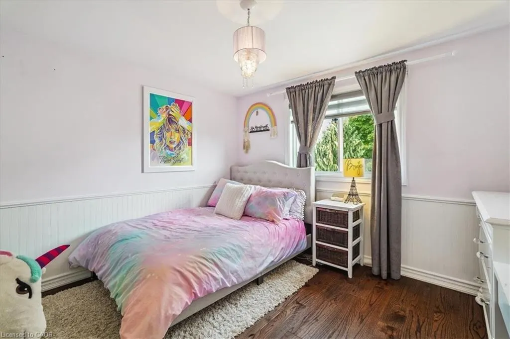 1923 Steepbank Crescent