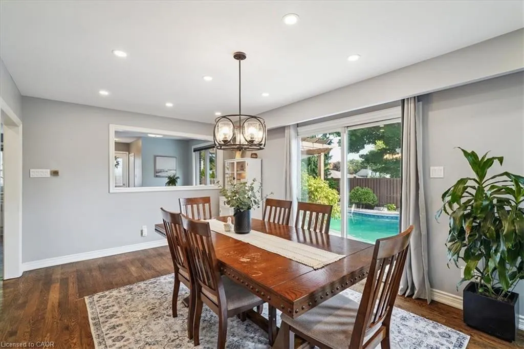 1923 Steepbank Crescent