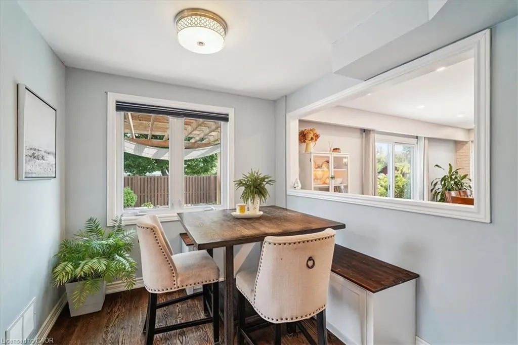 1923 Steepbank Crescent