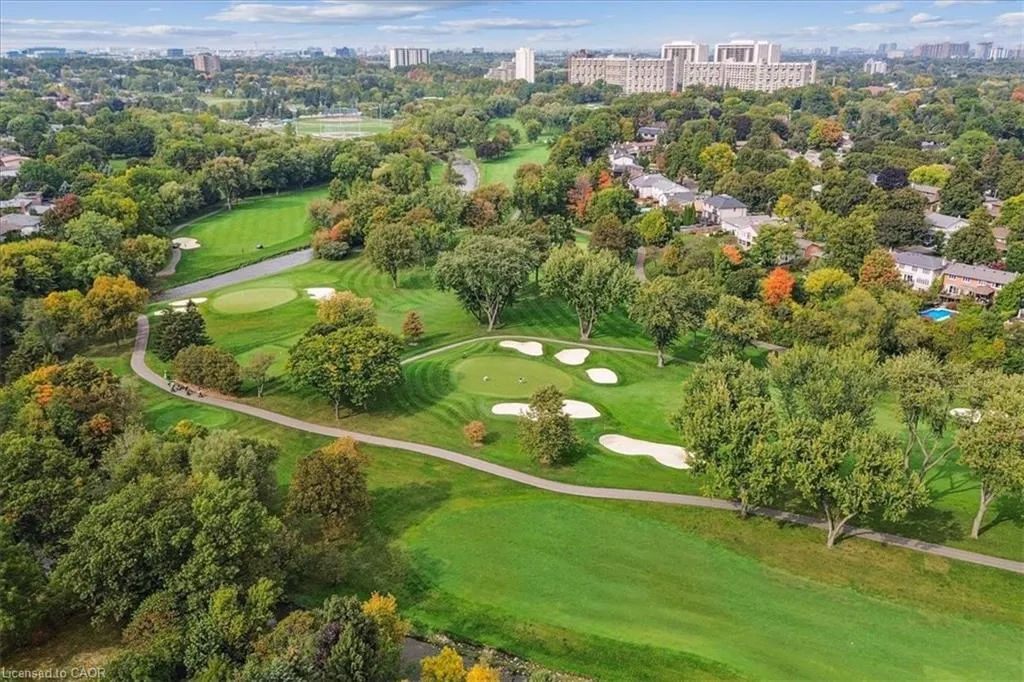 1923 Steepbank Crescent