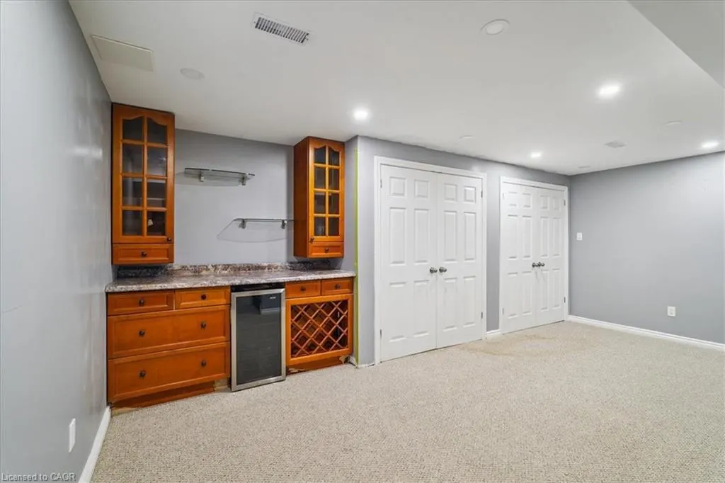 1923 Steepbank Crescent