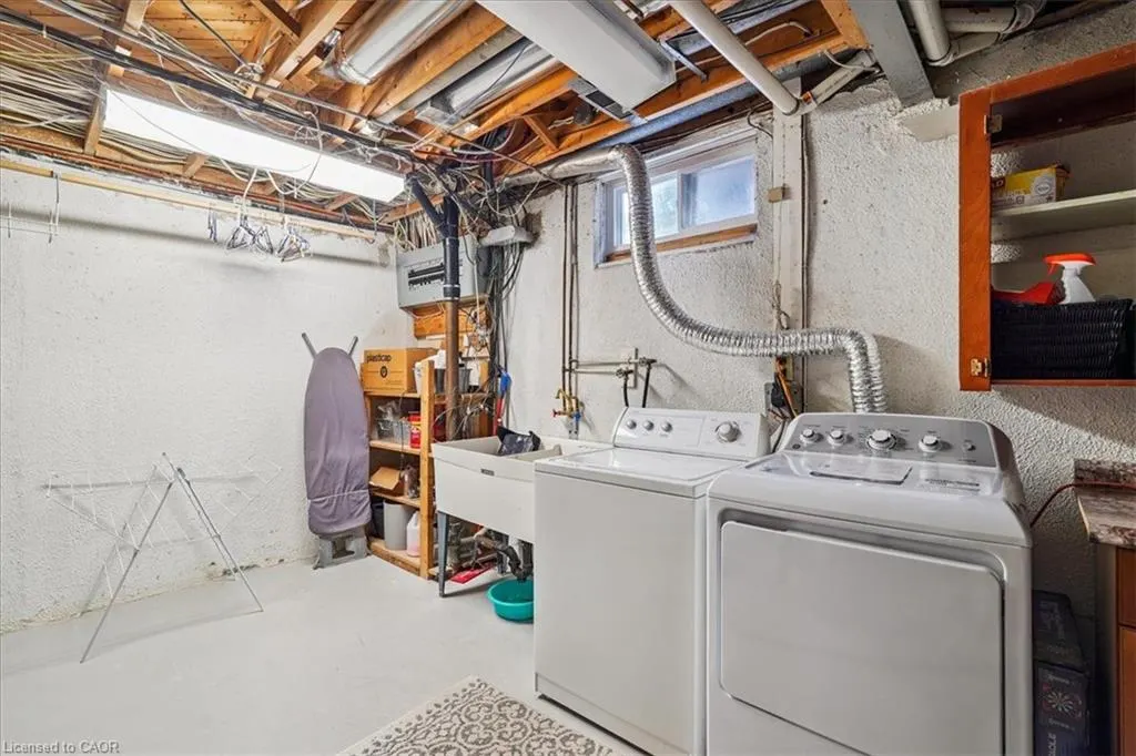 1923 Steepbank Crescent