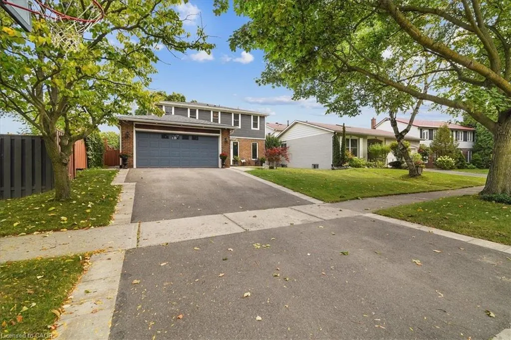 1923 Steepbank Crescent