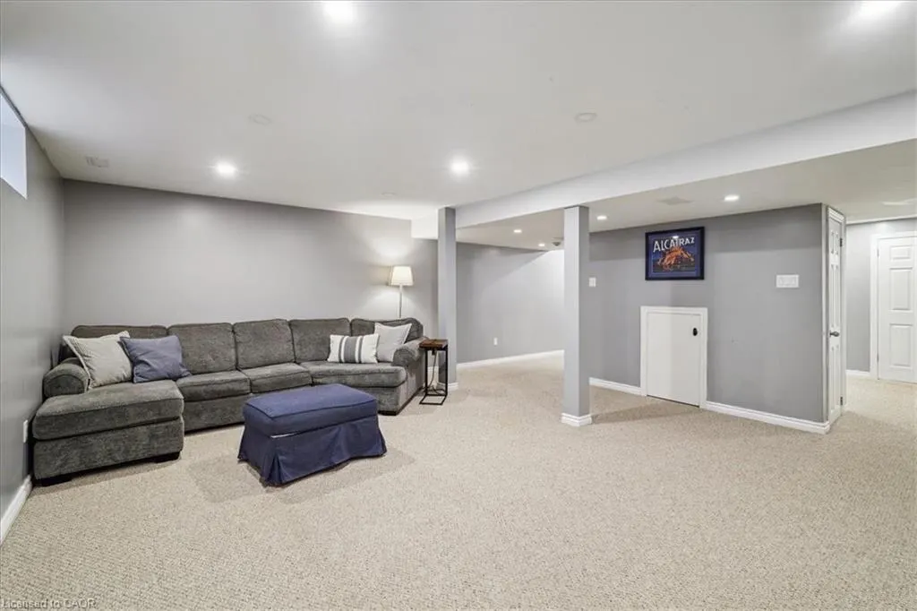 1923 Steepbank Crescent