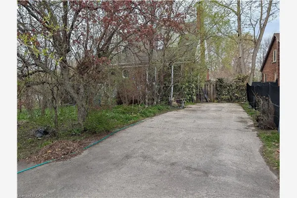 115 King Street E