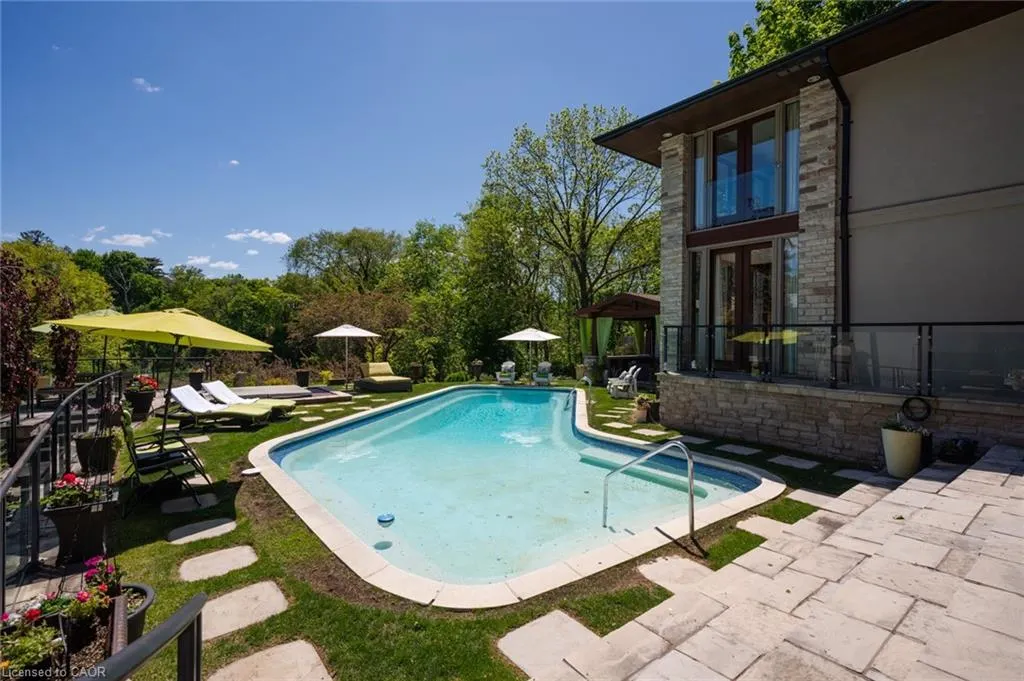 1510 Pinetree Crescent