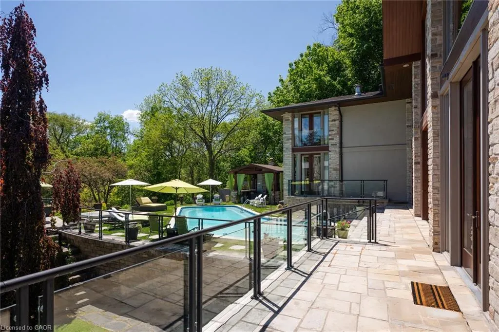 1510 Pinetree Crescent