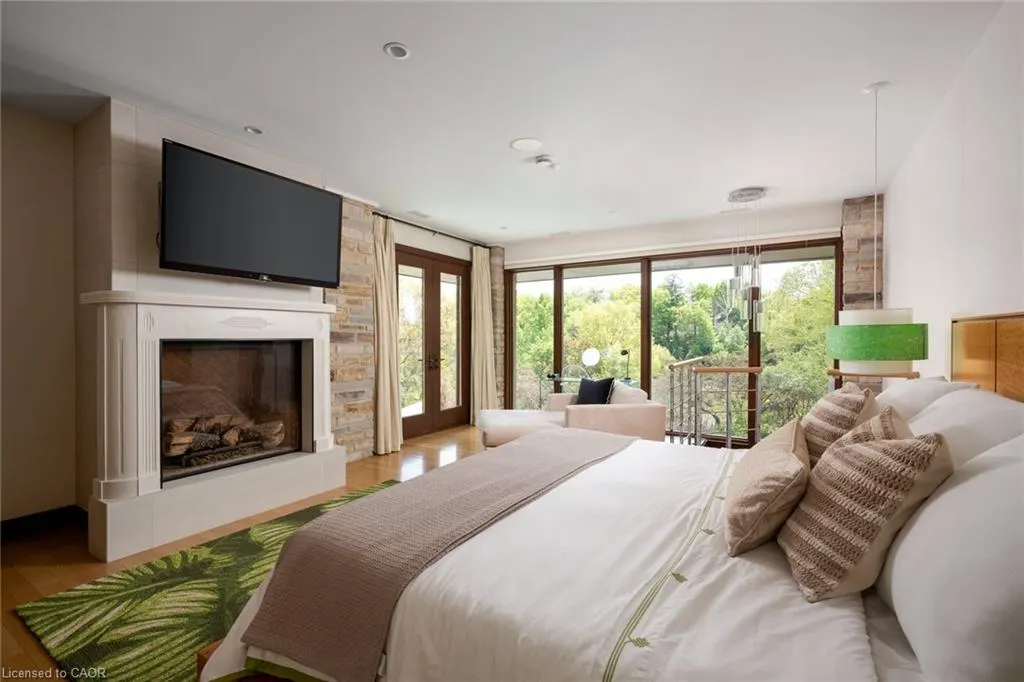 1510 Pinetree Crescent