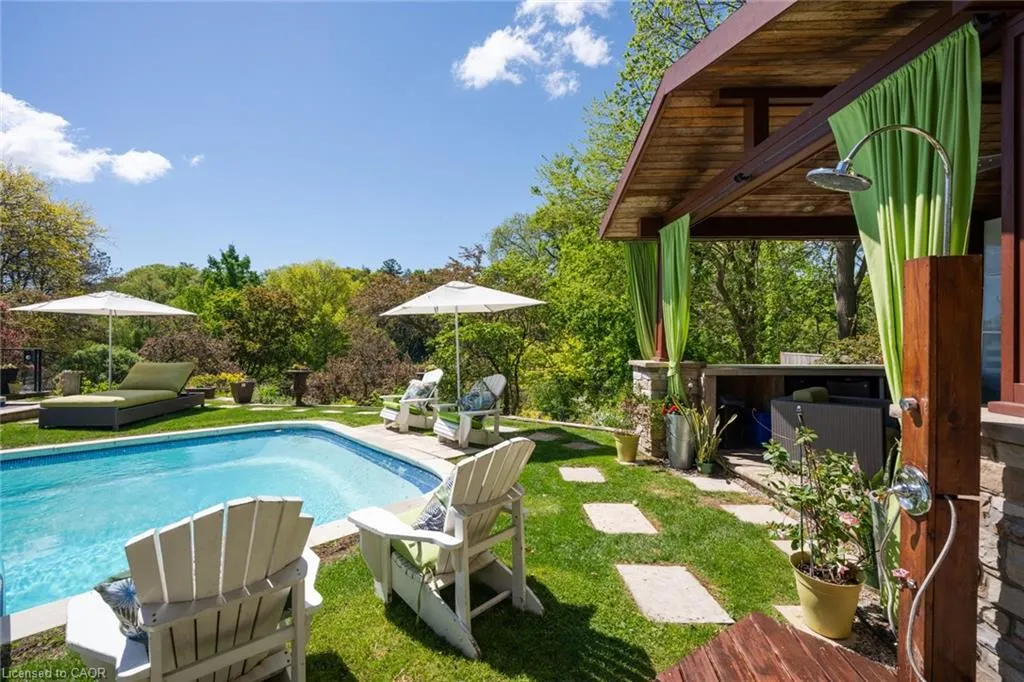 1510 Pinetree Crescent