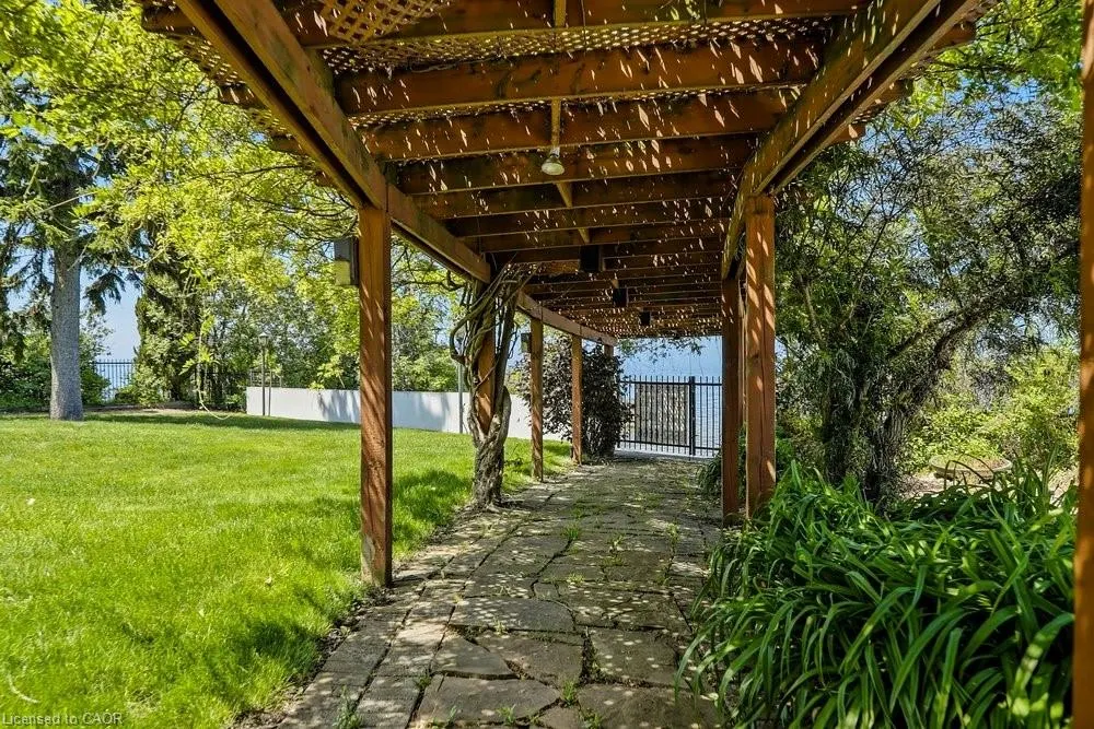 7 Lakegate Drive