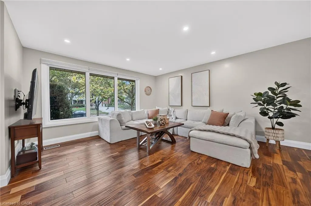33 Shadywood Crescent
