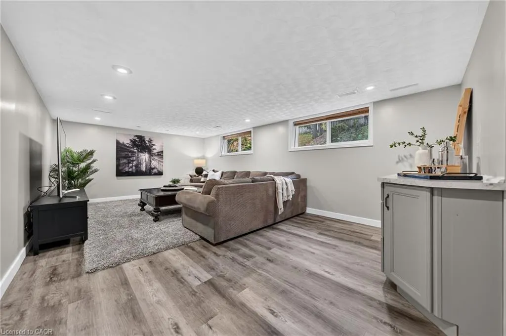 33 Shadywood Crescent