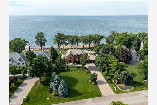 17 Lochside Drive