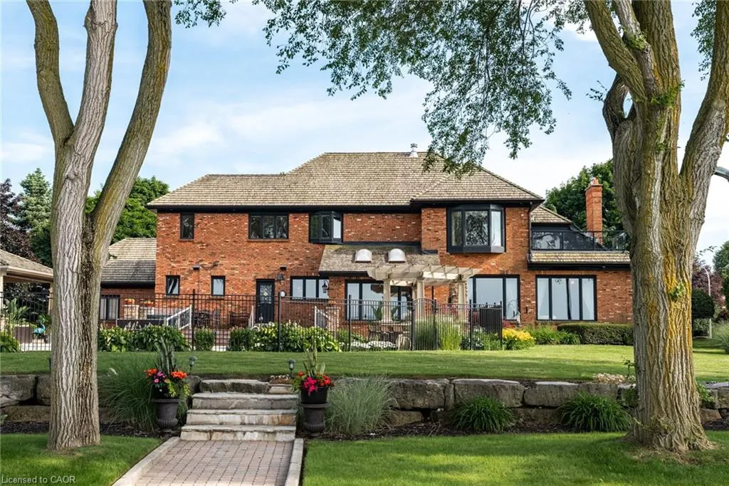 17 Lochside Drive