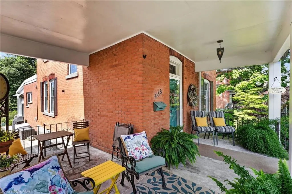 438 Broad Street W