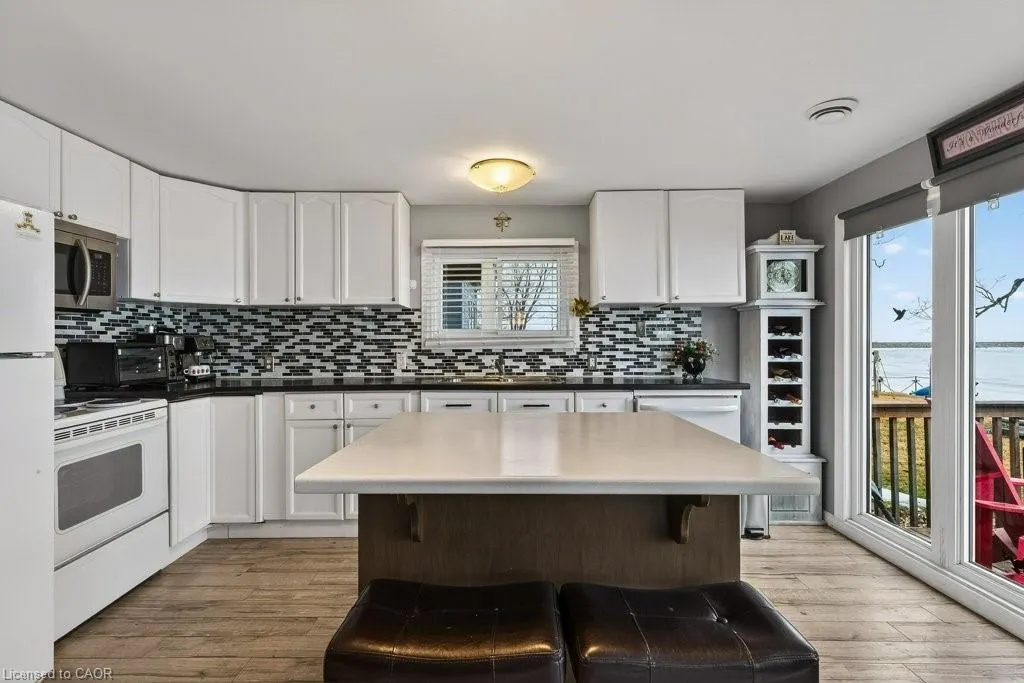 1115 New Lakeshore Road