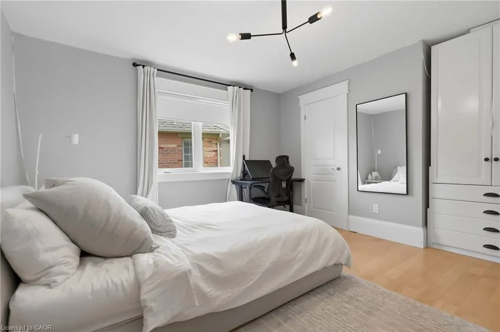 3202 Saltaire Crescent