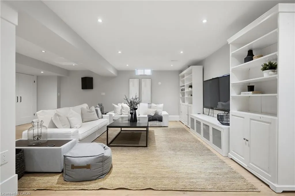 3202 Saltaire Crescent