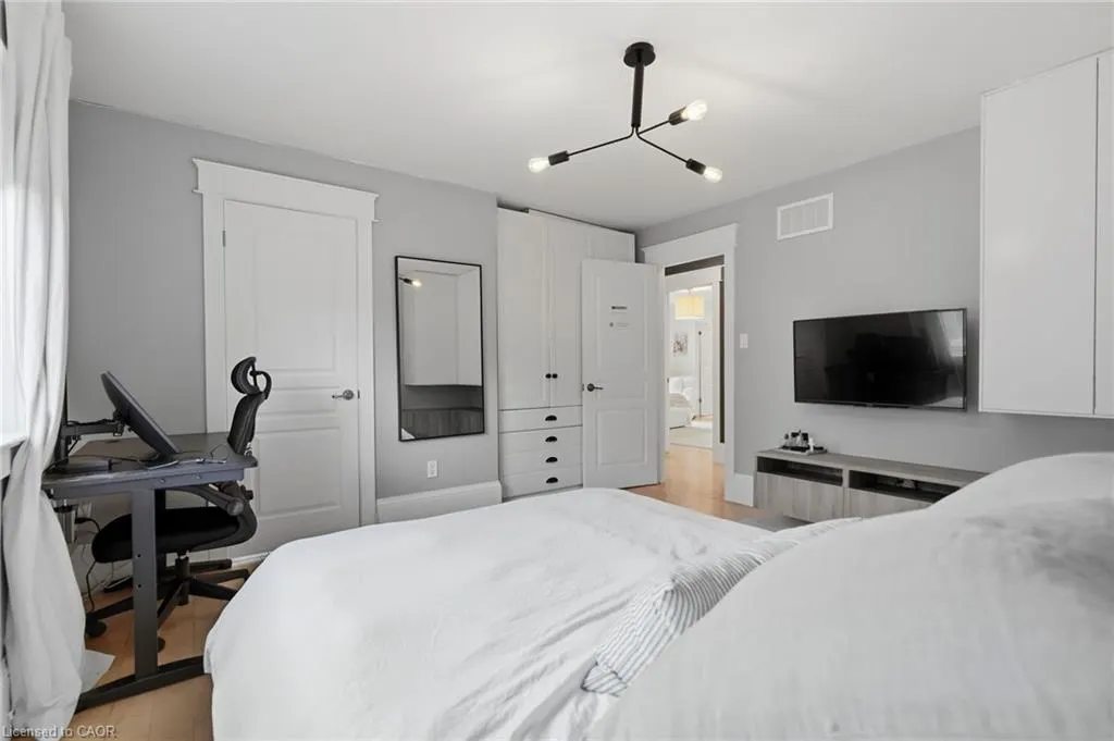 3202 Saltaire Crescent