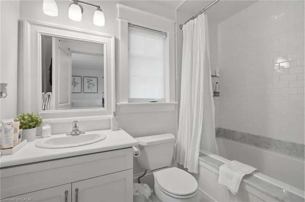 3202 Saltaire Crescent