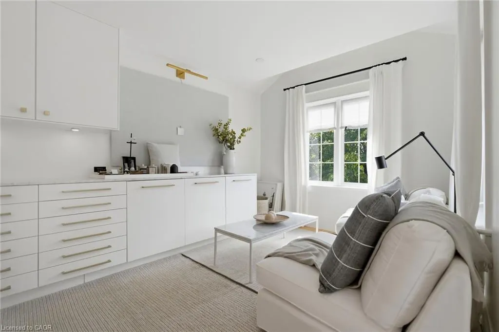 3202 Saltaire Crescent