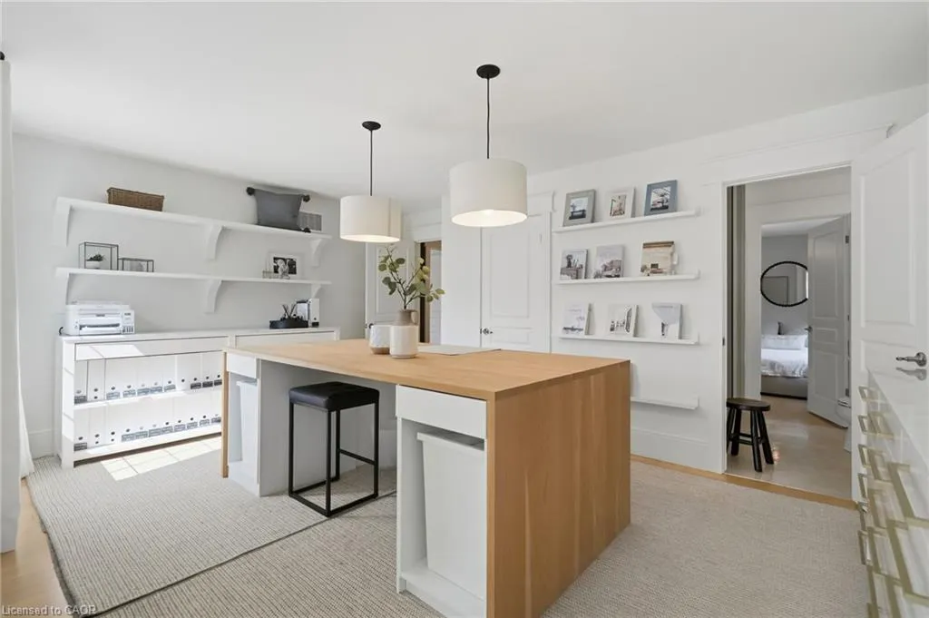 3202 Saltaire Crescent