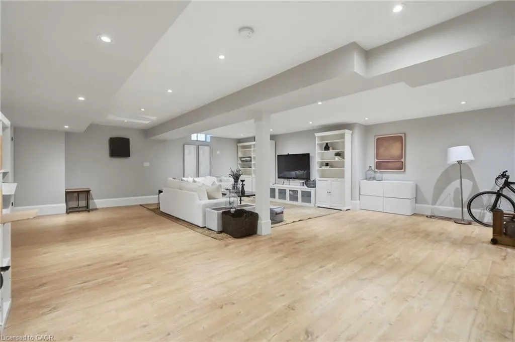 3202 Saltaire Crescent