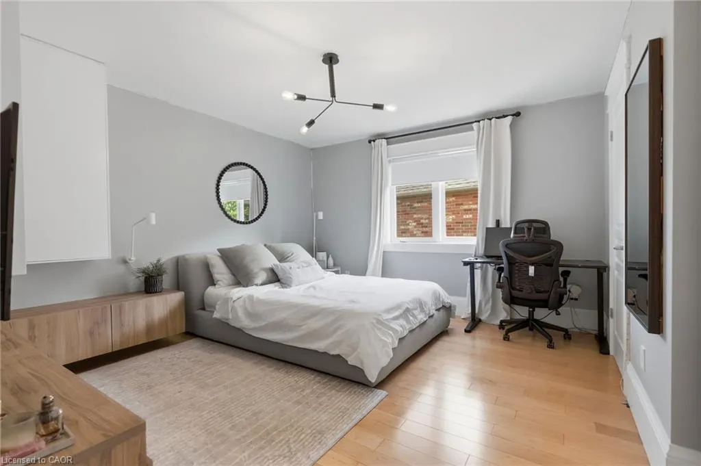 3202 Saltaire Crescent
