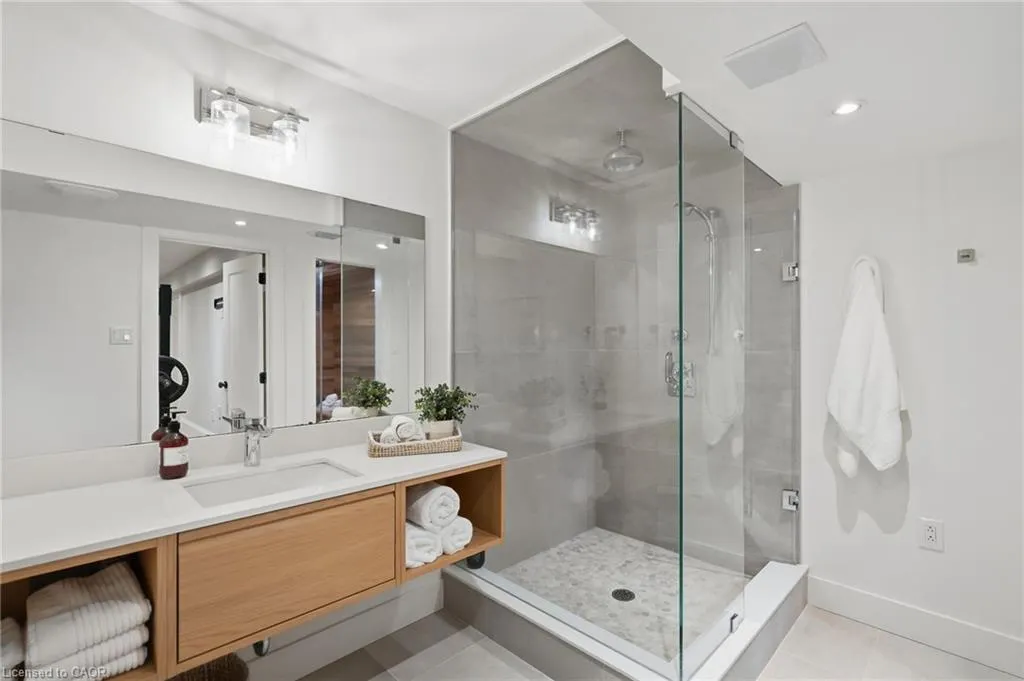 3202 Saltaire Crescent