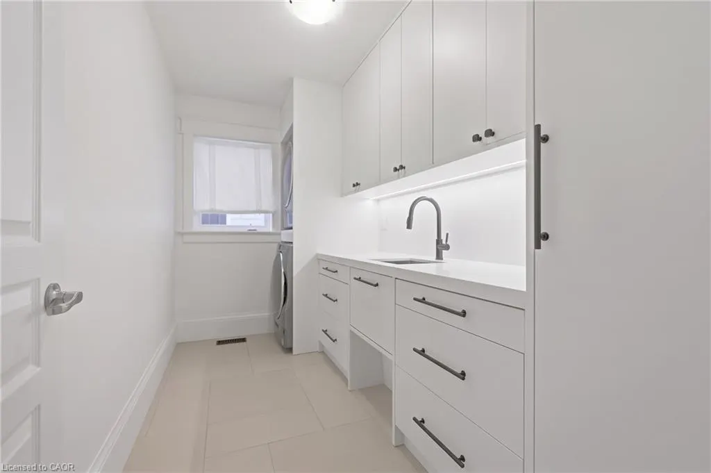 3202 Saltaire Crescent