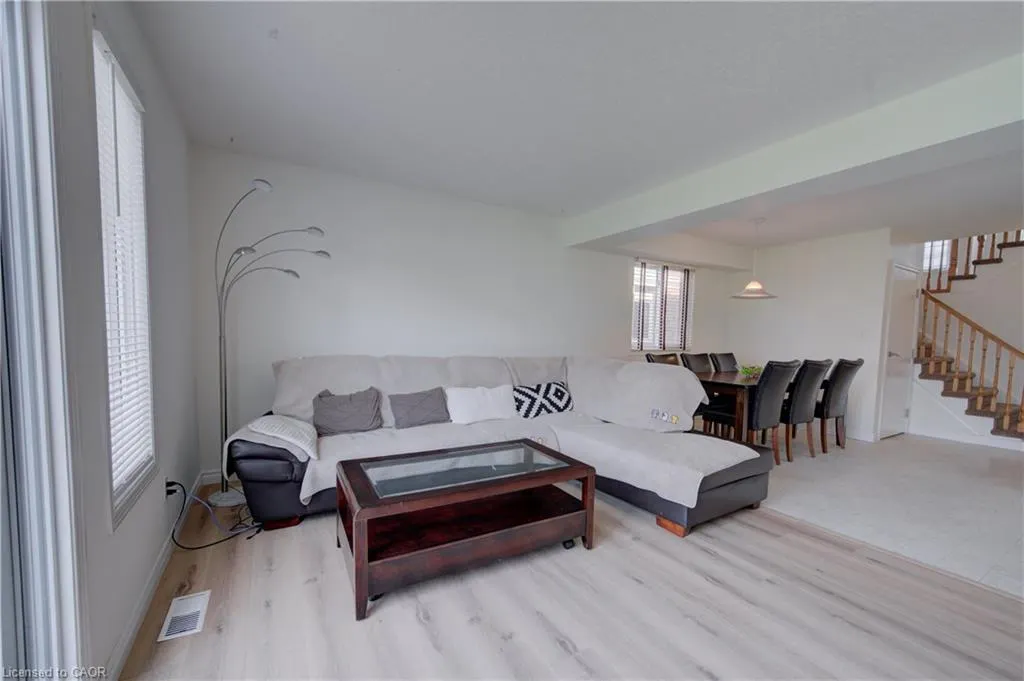 1064 Copper Leaf Crescent