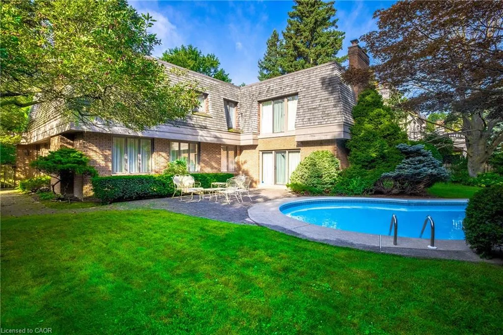 16 Colonial Crescent