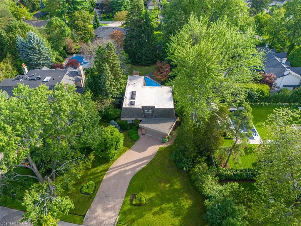 16 Colonial Crescent